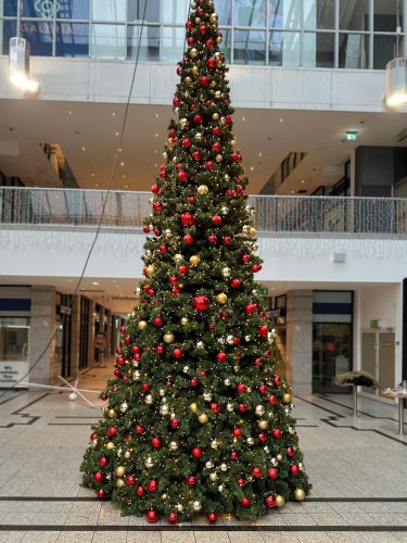 Saisonale Dekoration Großer Tannenbaum